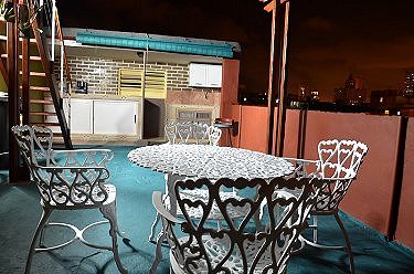 Terraza del apartamento, vista nocturna