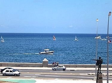 Vista hacia el mar, con el malecon al fondo