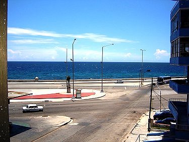 Vista hacia el mar, con el malecon al fondo